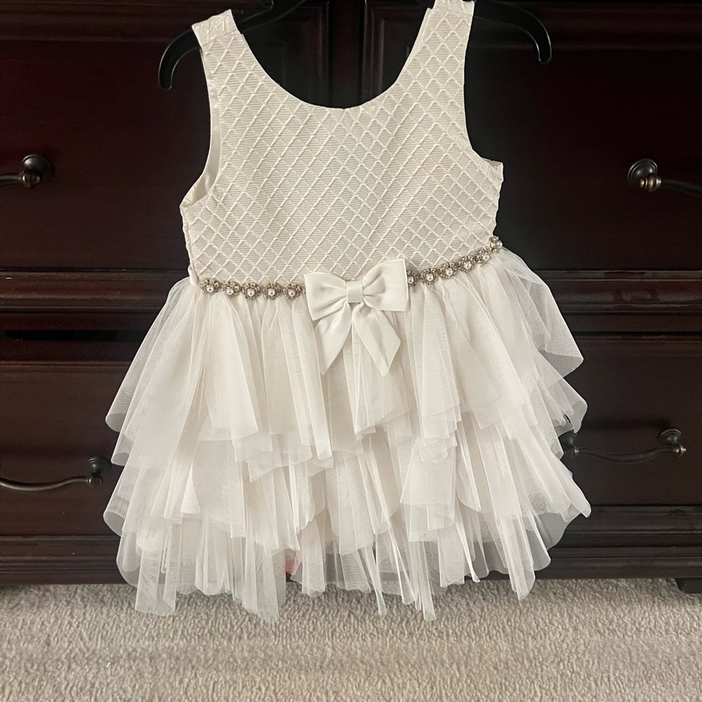 Elegant White Sleeveless Dress with Bow